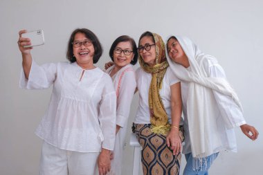 Ramazan tatilinde birlikte fotoğraf çeken dört Müslüman kadın.