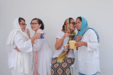 Birbirine yakın dört kadın dedikodu yapıyor.