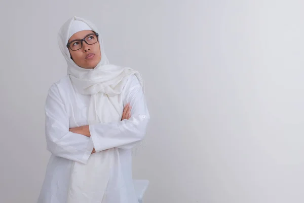 断食明けを待っている彼女のイスラム教の服に身を包んだアジアの少女 — ストック写真