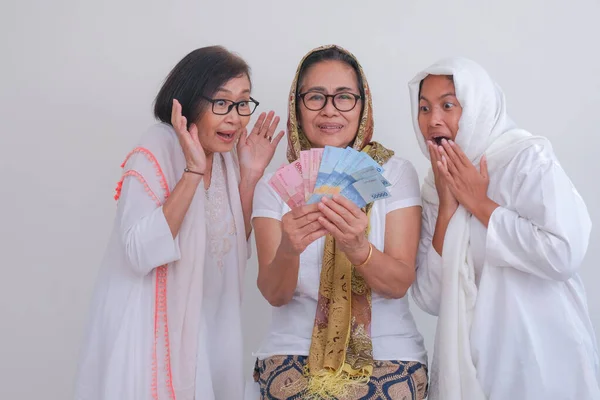 Dvě Dcery Těší Obdrží Nějaké Peníze Ramadán Dárek Své Matky — Stock fotografie