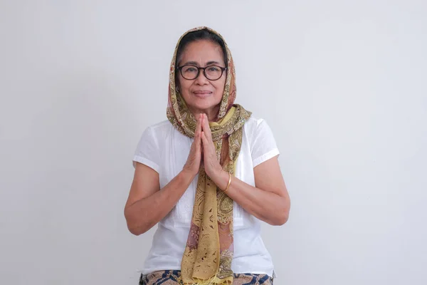 Portrét Asijské Muslimky Středního Věku Zdravící Ostatní Ramadánské Dovolené — Stock fotografie