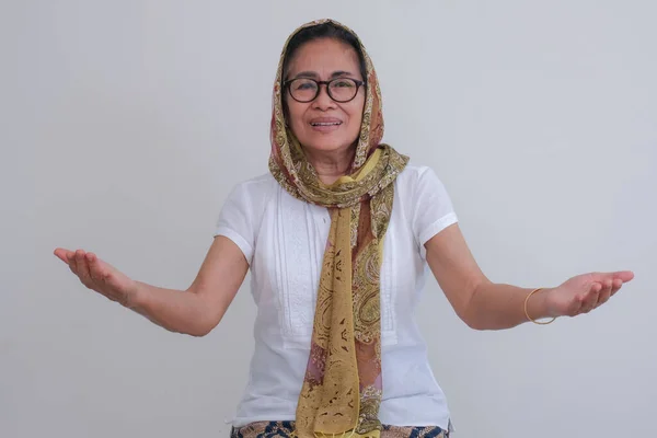 Portrait Middle Aged Asian Moslem Woman Open Arms Ramadan Holiday — Stok Foto