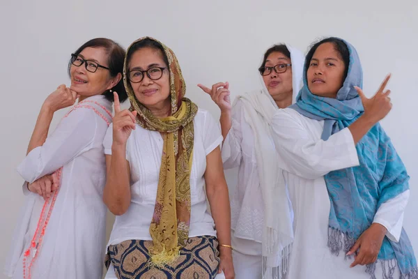 ラマダーン月の日に4人の女性が集まり — ストック写真
