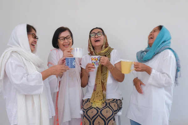 ラマダーン月に彼らの断食を破るために一緒に酒を飲んで立つモスレムの女性のグループ — ストック写真