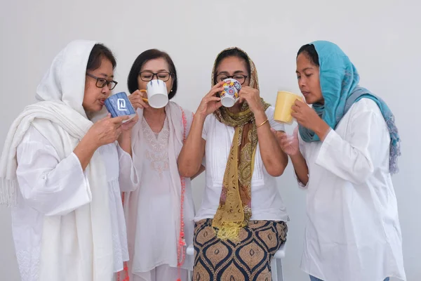 ラマダーン月に彼らの断食を破るために一緒に酒を飲んで立つモスレムの女性のグループ — ストック写真