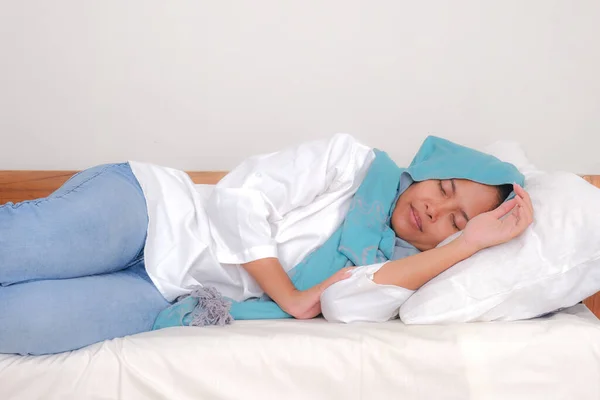 Menina Asiática Adormeceu Durante Dia Sofá — Fotografia de Stock