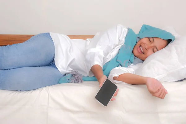 Menina Asiática Deitada Sofá Tentando Dormir Ainda Segurando Smartphone — Fotografia de Stock