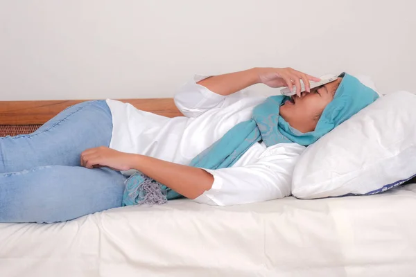 Menina Asiática Adormeceu Sofá Com Seu Smartphone Caído Seu Rosto — Fotografia de Stock
