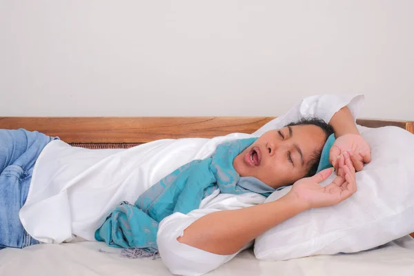 Menina Indonésia Dormiu Sofá Sozinho — Fotografia de Stock