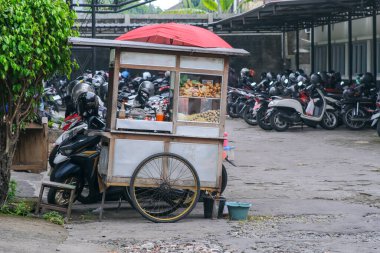 20 Şubat 2023 'te Yogyakarta' da Bakso ya da Köfte çorbası satan bir sokak işportacısı.
