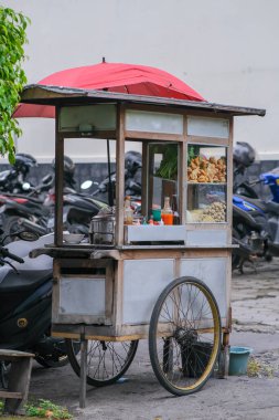 20 Şubat 2023 'te Yogyakarta' da Bakso ya da Köfte çorbası satan bir sokak işportacısı.