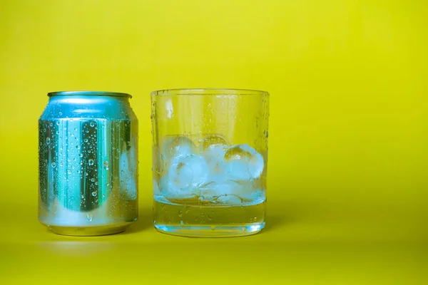 Склянка Кубиків Льоду Сидить Поруч Банкою Лимонаду Розмитому Фоні — стокове фото