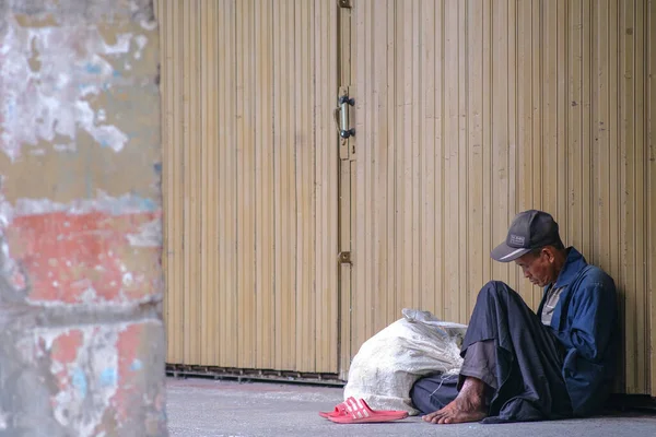 Biedny Stary Bezdomny Siedzi Rogu Ulicy Malioboro Yogyakarta Indonezja Kwietnia — Zdjęcie stockowe