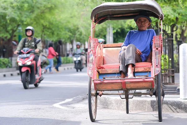 2023年4月13日 亚洲人在日惹标志性的Malioboro街路边的Becak Indonesian三头马车上休息 — 图库照片