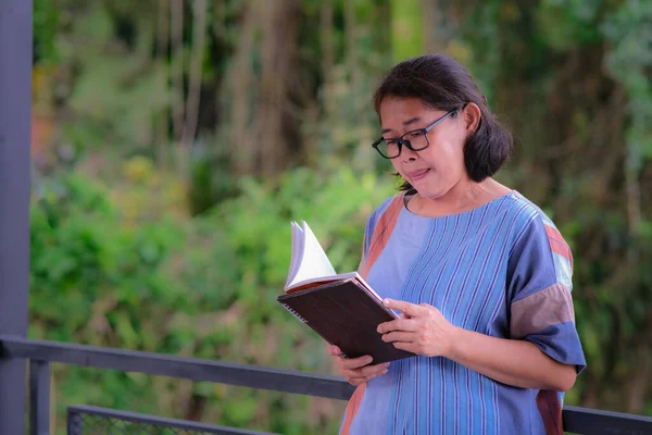 Asijské Žena Stojící Sám Domácí Terasa Čtení Knihy — Stock fotografie