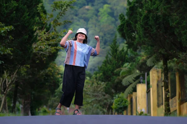 Asijské Střední Věk Žena Walking Morning Countryside — Stock fotografie