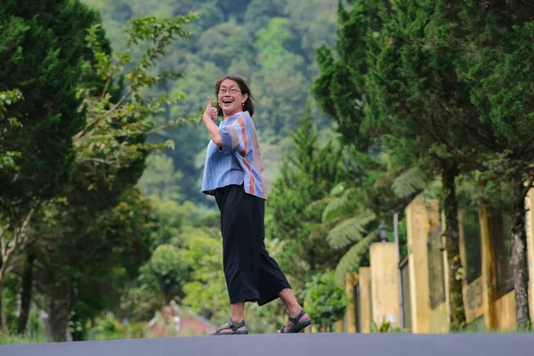 Středního Věku Asijské Žena Kráčí Kopce Dopoledních Hodinách Venkově — Stock fotografie
