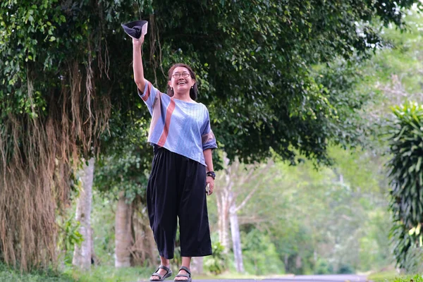 Asijské Žena Stojící Malé Silnici Pod Banyan Strom Krajině Indonésie — Stock fotografie