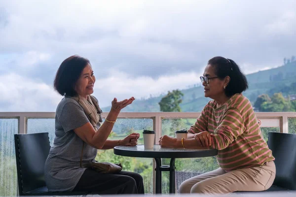 Dvě Ženy Mluví Restauraci Vrcholu Kopce Krásnou Krajinou Pozadí — Stock fotografie