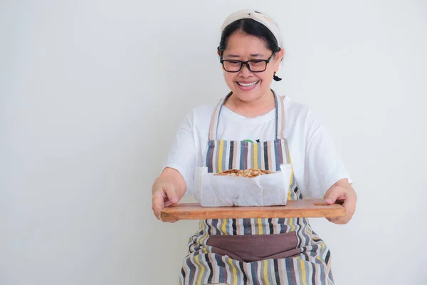 Азиатская Пекарь Фартуке Несет Горячие Свежеиспеченные Пирожные Деревянном Подносе — стоковое фото