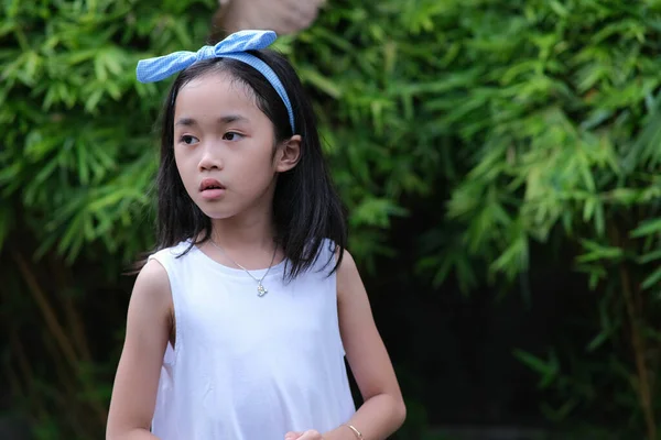 Krásná Malá Asiatka Stojí Sama Dvorku Nosí Stuhu Vlasy — Stock fotografie