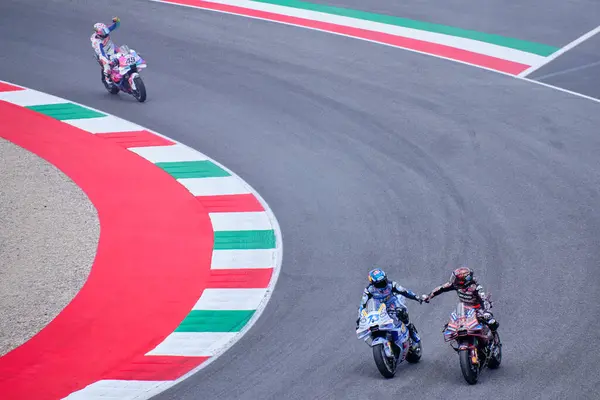 Mugello, İtalya - 22 Haziran 2025: Marquez kardeşler, Marc ve Alex, İtalyan MotoGP 'nin sonunda birbirlerini selamlıyorlar, arkalarında ise Ducati motorsikletleriyle Di Giantonio var.