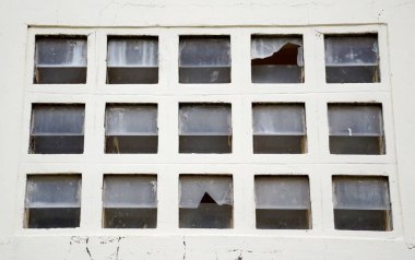 Pencereli pencere ve eski beyaz tuğla duvar