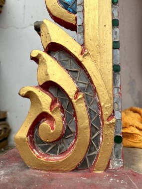 Tapınak duvarında thai deseni var.