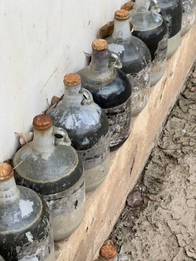 Duvarın arka planında paslı metal sürahi