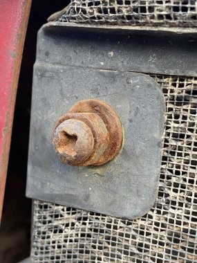 eski paslı cıvata makine üzerinde