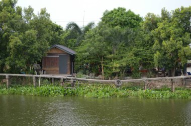 Parktaki eski ahşap köprü.