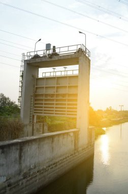 Şehirdeki nehir ve baraj manzarası