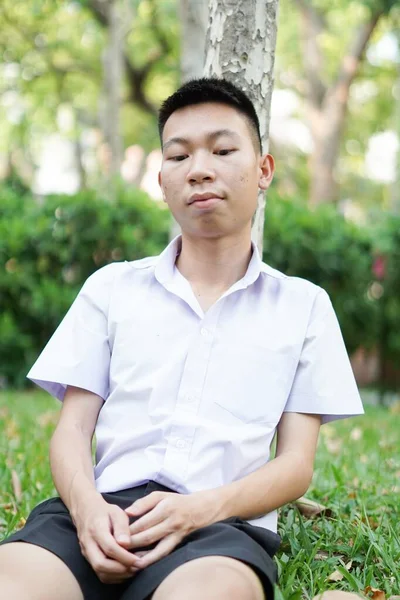 Ein Junger Mann Sitzt Park — Stockfoto