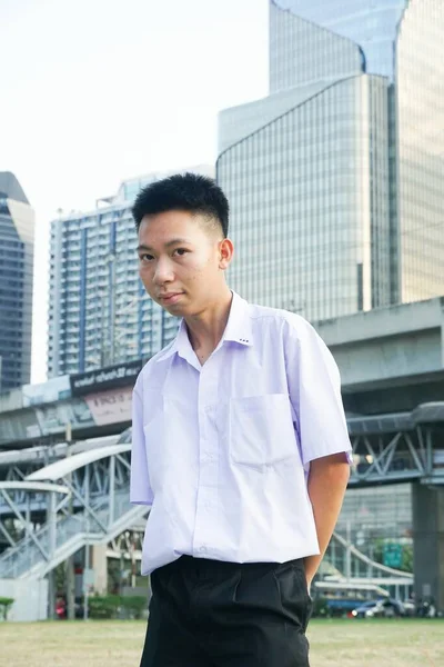 穿着西装打领带的年轻亚洲商人的肖像 — 图库照片