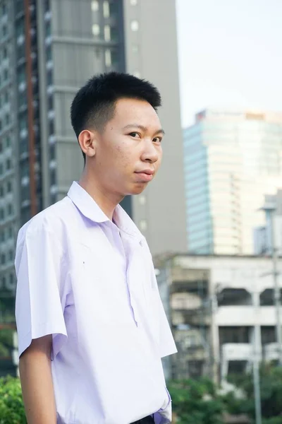 Taylandlı Yetişkin Öğrenci Üniforması Portresi — Stok fotoğraf