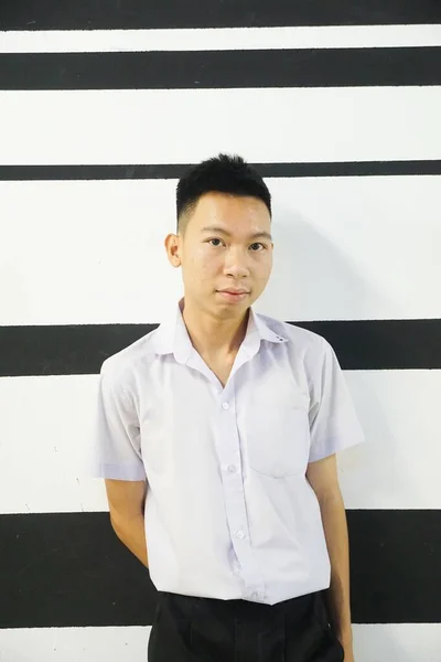 Portret Van Een Jonge Aziatische Man — Stockfoto