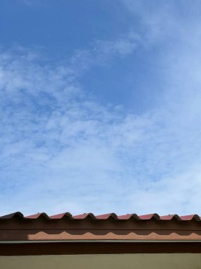 Mavi gökyüzü olan bir evin çatısı