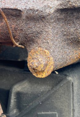 Sürgülü paslı metal bir makine.