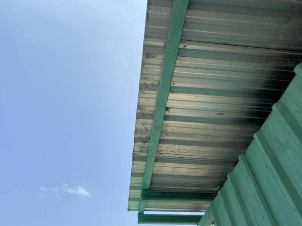 Закрыть Железную Крышу Голубое Небо — стоковое фото