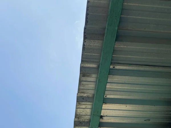 Eisernes Dach Und Blauer Himmel Aus Nächster Nähe — Stockfoto