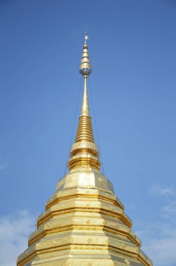 Tayland tapınağındaki altın pagoda