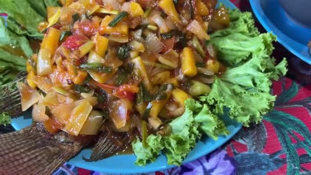 Tilapia Fish Fry Met Zoete Salade — Stockvideo