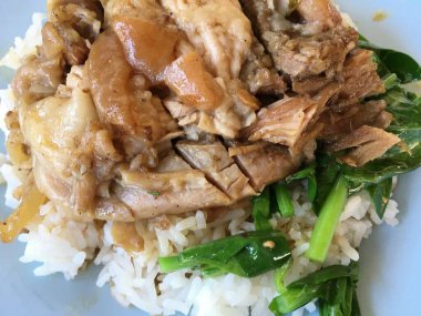 Pirinç ve sebzeli tatlı domuz eti