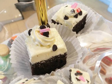 Bir parça pastayı beyaz bir tabakla kapat.