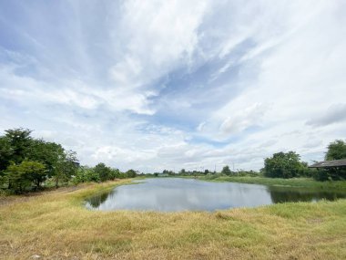 Tayland 'da Chachoengsao' da nehir ve gölü olan güzel bir manzara.