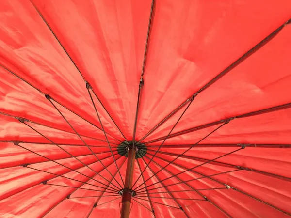 Roter Regenschirm Auf Dem Dach Des Gebäudes — Stockfoto