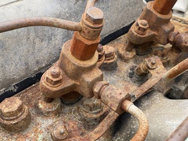 Kapakçığı olan paslı metal bir boru.