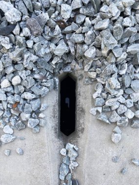 Beton zemini taşla tutun.