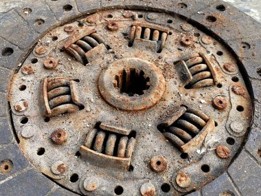 Arkasında paslı metal debriyaj var.