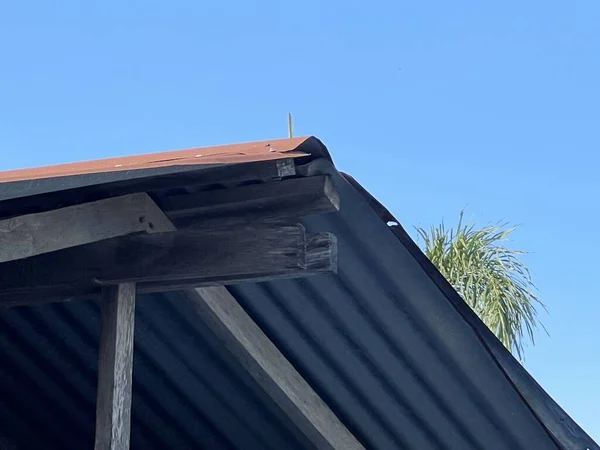 蓝天房子的屋顶 — 图库照片